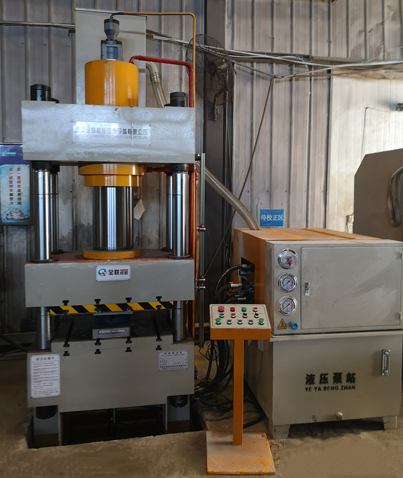 四柱液壓(ya)機 四(si)柱液壓機(jī)